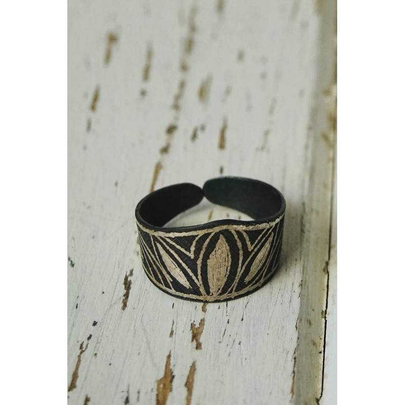 Akessbi ring with crown design