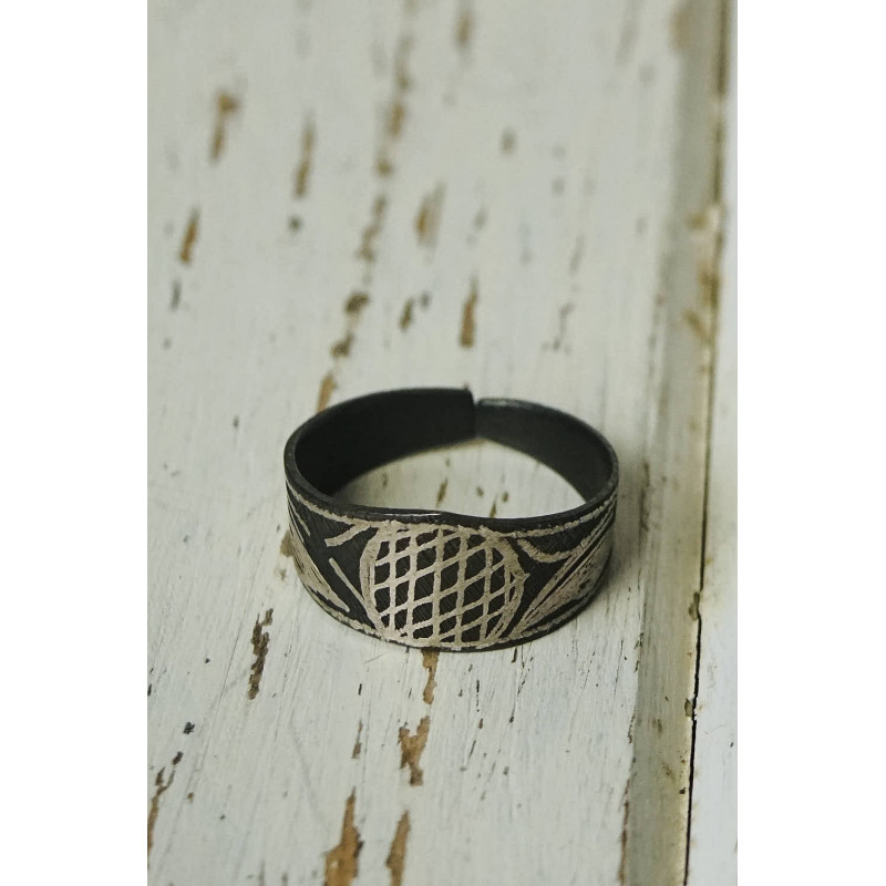 Akessbi ring with geometric and floral design