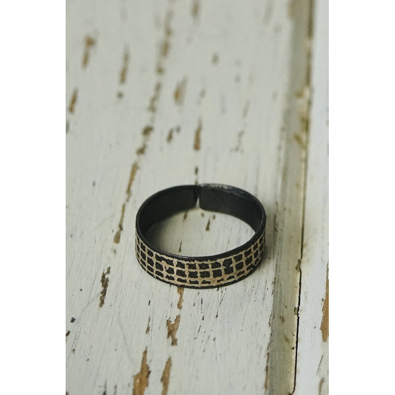 Akessbi ring with geometric design