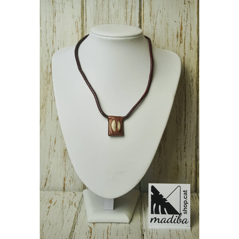 Leather and shell’s necklace