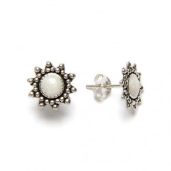Small ethnic earring with mother-of-pearl