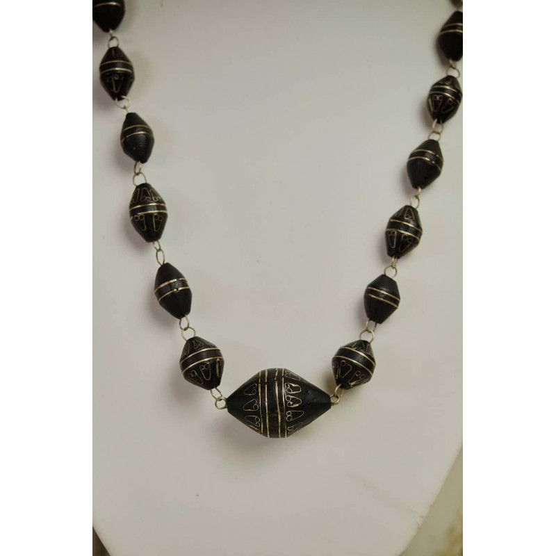 Hand-decorated Mauritanian pearl necklace _ 2